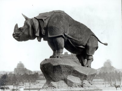 Nashorn, 1878, von Alfred Jacquemart vor dem Trocadero-Palast, Paris, 1888 von Adolphe Giraudon